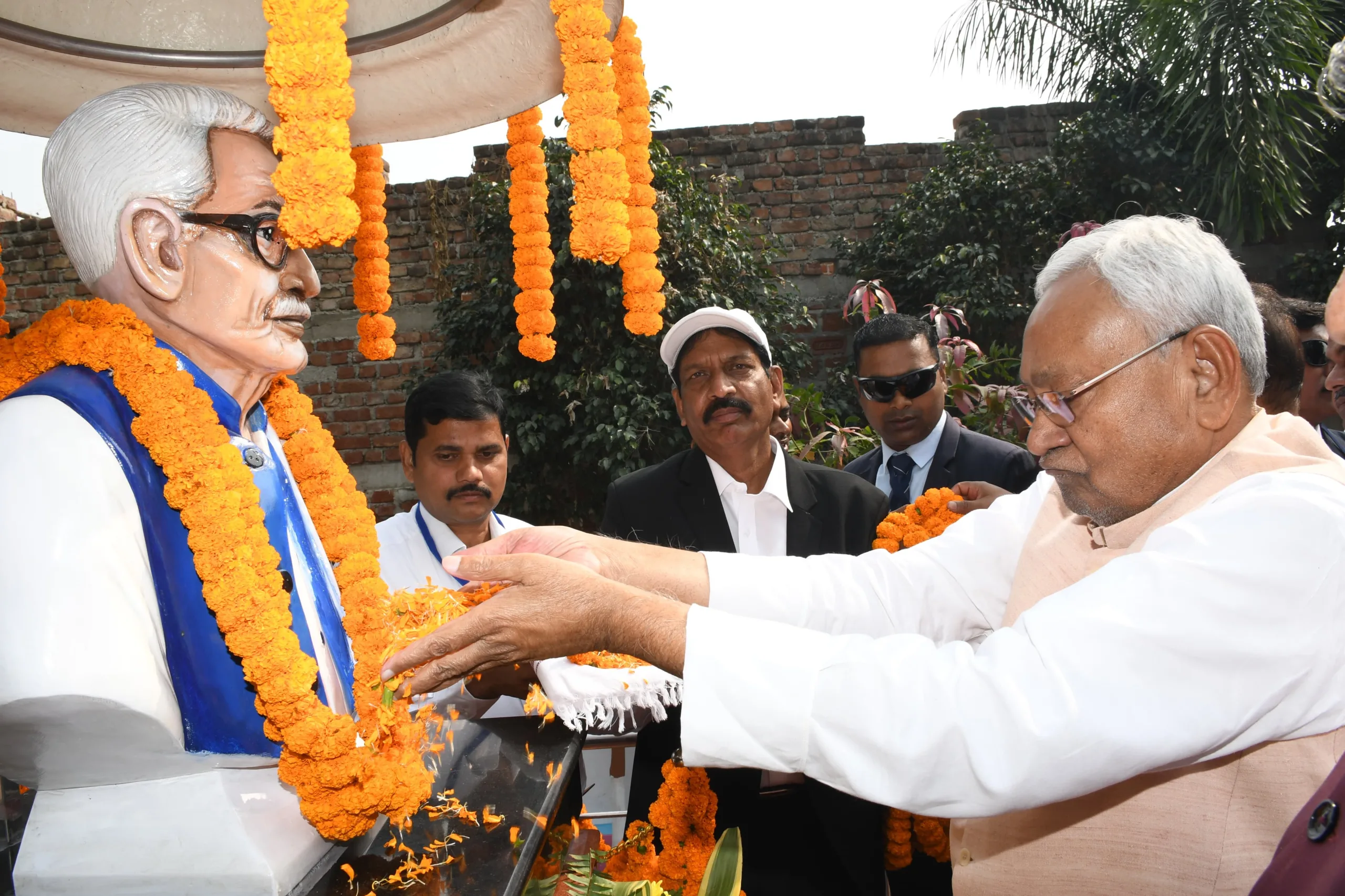 CM Nitish Kumar कुषही ग्राम में आयोजित स्व0 रामायण राय जी की 9वीं पुण्य तिथि कार्यक्रम में शामिल हुये