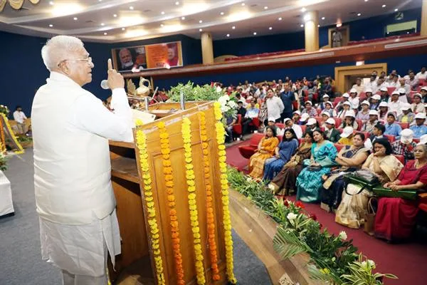 Governor Mangubhai Patel ऊर्जा संरक्षण पर आयोजित राज्य स्तरीय चित्रकला प्रतियोगिता के पुरस्कार वितरण समारोह में हुए शामिल