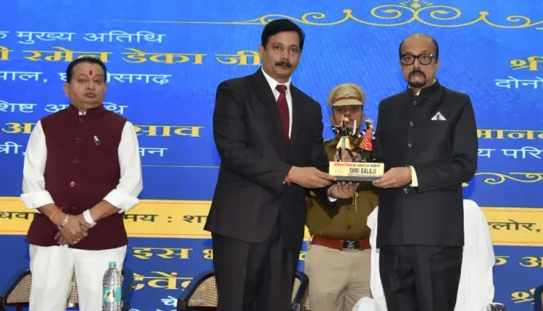 Governor Ramen Deka, संविधान दिवस के अवसर पर आयोजित संगोष्ठी में शामिल हुए