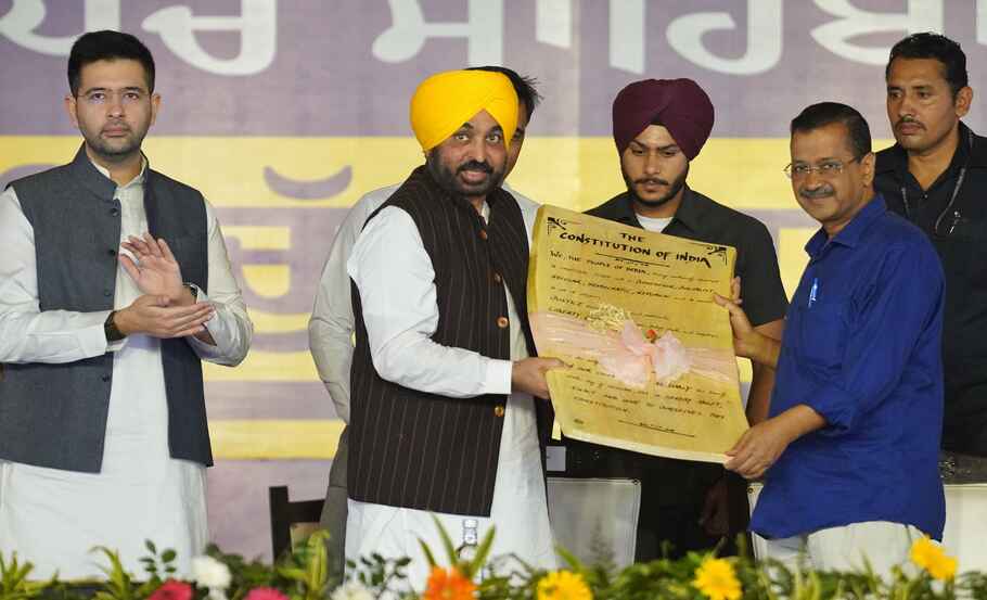 CM Bhagwant Mann ने केजरीवाल की मौजूदगी में राज्य भर के नवनिर्वाचित 10031 सरपंचों को पद की शपथ दिलाई