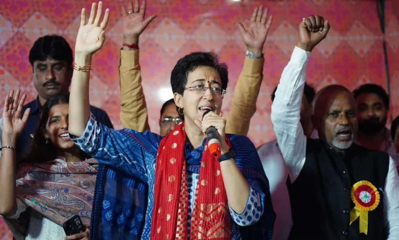 CM Atishi ने डूबते सूर्य को अर्घ्य दिया, दिल्ली में लोक आस्था के महापर्व छठ की धूम