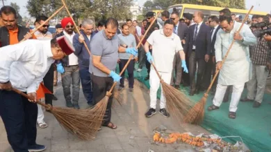 CM Pushkar Dhami ने राज्य स्थापना दिवस के पूर्व दिवस पर रेसकोर्स में स्वच्छता कार्यक्रम में प्रतिभाग किया