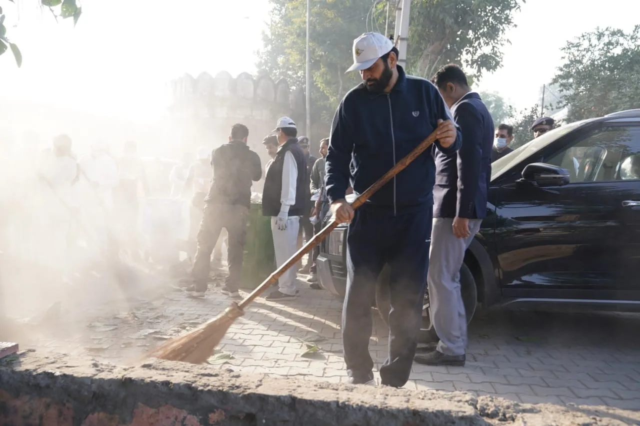 CM Nayab Saini ने झाड़ू लगाकर दिया स्वच्छता का संदेश, कहा कि भगवान कृष्ण ने मानवता का संदेश दिया