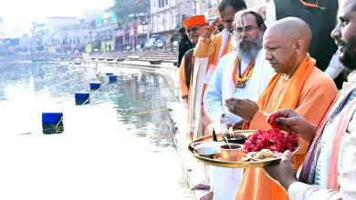 CM Yogi Adityanath जनपद चित्रकूट में श्रीरामघाट पर मां मंदाकिनी की पांच अर्चकों द्वारा होने वाली दैनिक आरती कार्यक्रम में सम्मिलित हुए