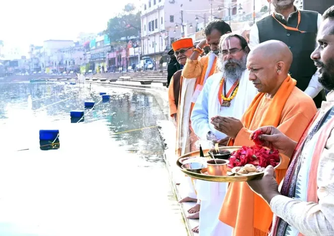 CM Yogi Adityanath जनपद चित्रकूट में श्रीरामघाट पर मां मंदाकिनी की पांच अर्चकों द्वारा होने वाली दैनिक आरती कार्यक्रम में सम्मिलित हुए