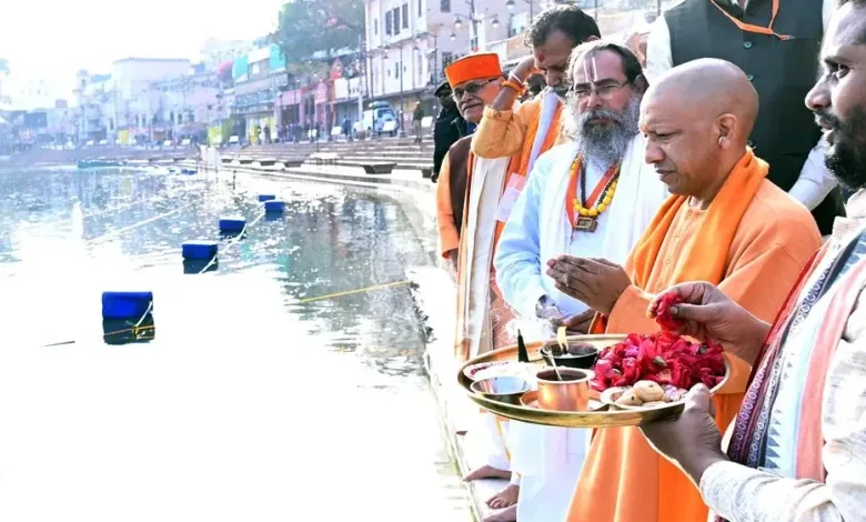 CM Yogi Adityanath जनपद चित्रकूट में श्रीरामघाट पर मां मंदाकिनी की पांच अर्चकों द्वारा होने वाली दैनिक आरती कार्यक्रम में सम्मिलित हुए