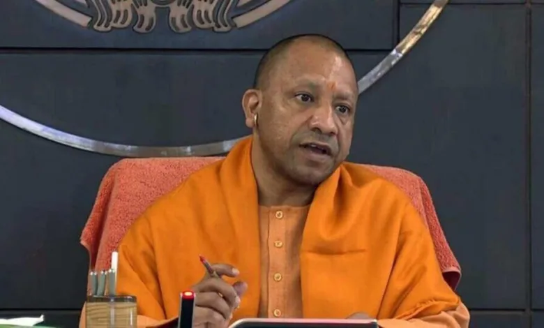 CM Yogi Adityanath ने लोक निर्माण विभाग की विभिन्न परियोजनाओं की प्रगति की समीक्षा की