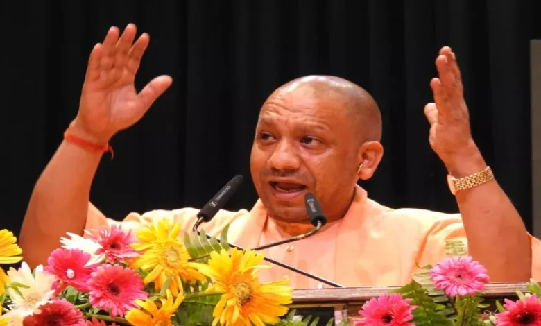 CM Yogi Adityanath से गोरखपुर में जनपद देवरिया के स्व0 श्री विशाल सिंह व स्व0 श्री निहाल सिंह के माता-पिता ने मुलाकात की