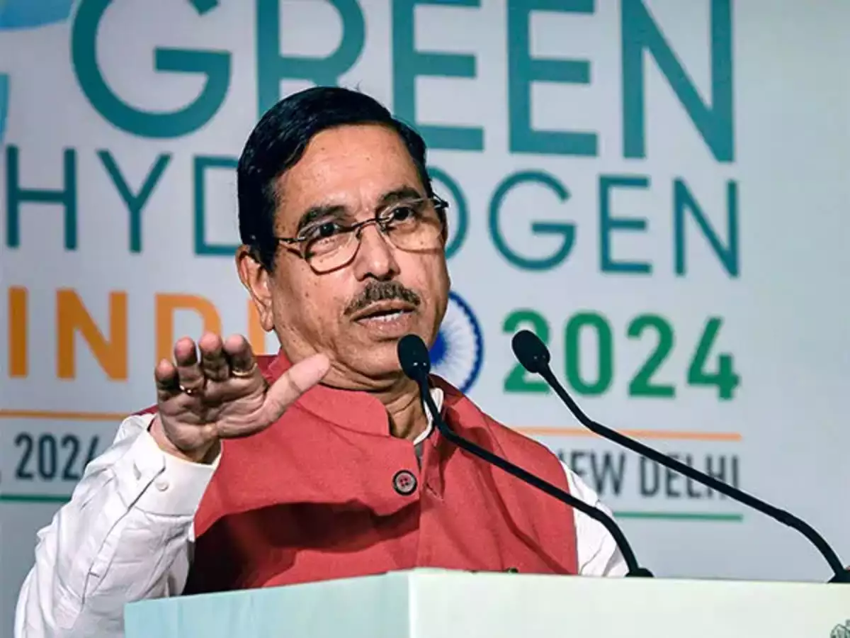 Union Minister Pralhad Joshi ने 200 गीगावाट अक्षय ऊर्जा की उपलब्धि के सम्मान में सुदर्शन पटनायक की रेत कला को साझा किया