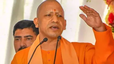 CM Yogi Adityanath ने विपक्ष पर साधा निशाना, "संविधान का गला घोंटने वाले संविधान का ढिंढोरा पीट रहे हैं।"