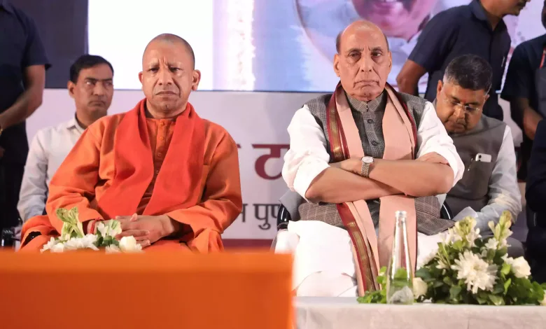 CM Yogi Adityanath तथा केन्द्रीय रक्षा मंत्री ने स्व0 श्री आशुतोष टण्डन ‘गोपाल जी’ के चित्र पर पुष्प अर्पित कर उन्हें श्रद्धांजलि दी