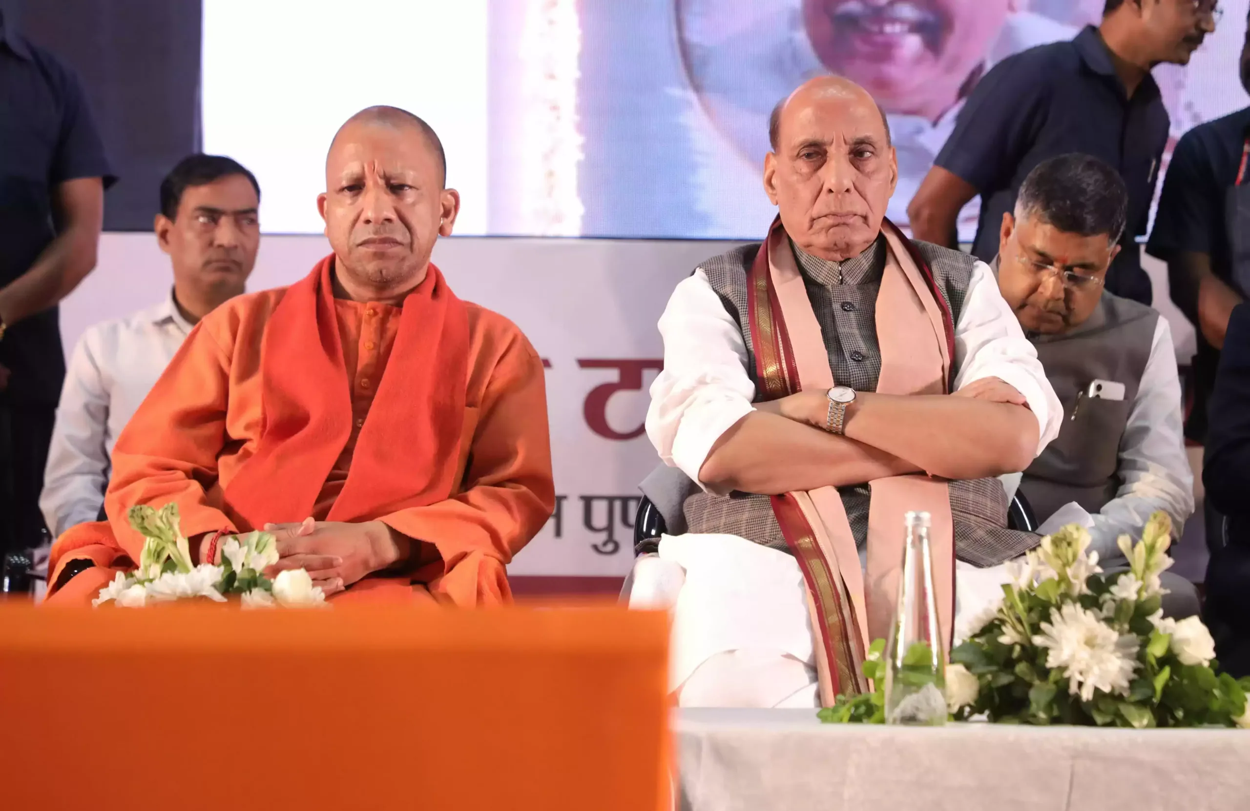 CM Yogi Adityanath तथा केन्द्रीय रक्षा मंत्री ने स्व0 श्री आशुतोष टण्डन ‘गोपाल जी’ के चित्र पर पुष्प अर्पित कर उन्हें श्रद्धांजलि दी