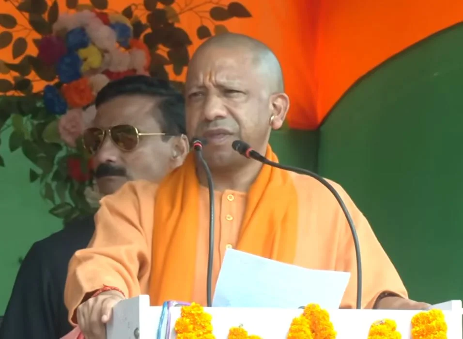 CM Yogi Adityanath ने अफसरों को निर्देश दिए, यूपी के इन युवा लोगों को स्मार्टफोन और टैबलेट मिलेंगे