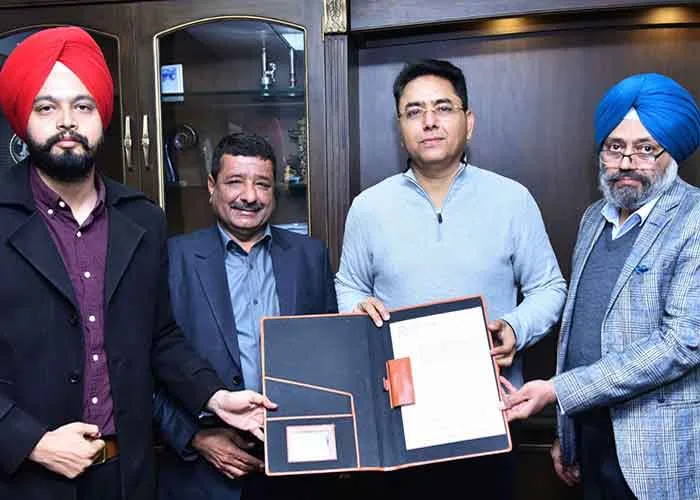 Aman Arora: पंजाब में हरित ऊर्जा की शुरुआत, जीवाश्म ईंधन पर निर्भरता कम करने के लिए 66 सौर ऊर्जा संयंत्र