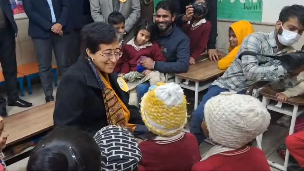 CM Atishi ने कहा, "बारिश नहीं रोक सकी पैरेंट्स का उत्साह, अब दिल्ली के सभी स्कूलों में मेगा PTM होगा"।