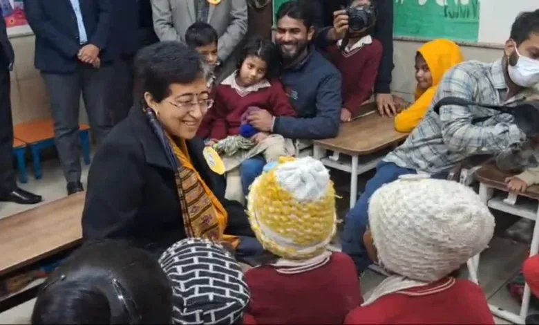 CM Atishi ने कहा, "बारिश नहीं रोक सकी पैरेंट्स का उत्साह, अब दिल्ली के सभी स्कूलों में मेगा PTM होगा"।