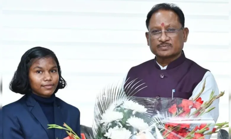 राष्ट्रीय जूडो खिलाड़ी हेमबती ने CM Vishnu Deo Sai से कहा ओलंपिक में मेडल लेकर आना मेरा सपना