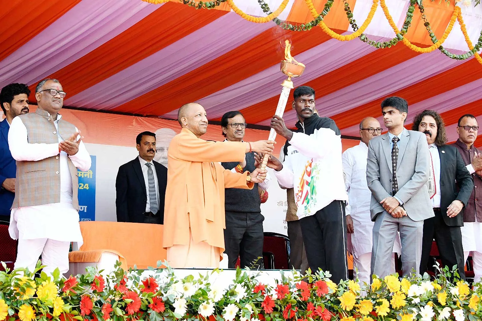 CM Yogi Adityanath ने प्रतियोगिता की विजेता टीम उ0प्र0 को 02 लाख रु0 एवं ट्रॉफी प्रदान कर पुरस्कृत किया