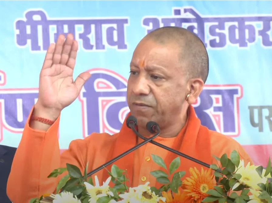 CM Yogi Adityanath ने महाकुम्भ मेला क्षेत्र में संत समाज के साथ संवाद किया