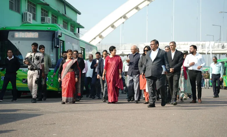 Delhi Mohalla Bus: CM आतिशी ने कहा दिल्ली की सड़कों पर 14 दिनों के अंदर 150 मोहल्ला बसें उतरेंगी।