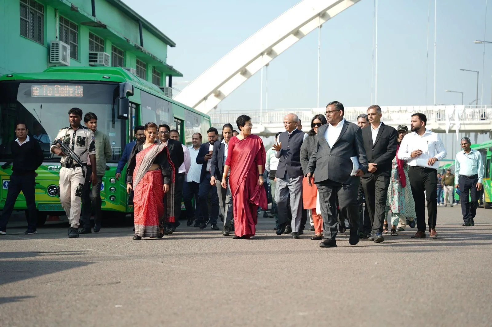 Delhi Mohalla Bus: CM आतिशी ने कहा दिल्ली की सड़कों पर 14 दिनों के अंदर 150 मोहल्ला बसें उतरेंगी।