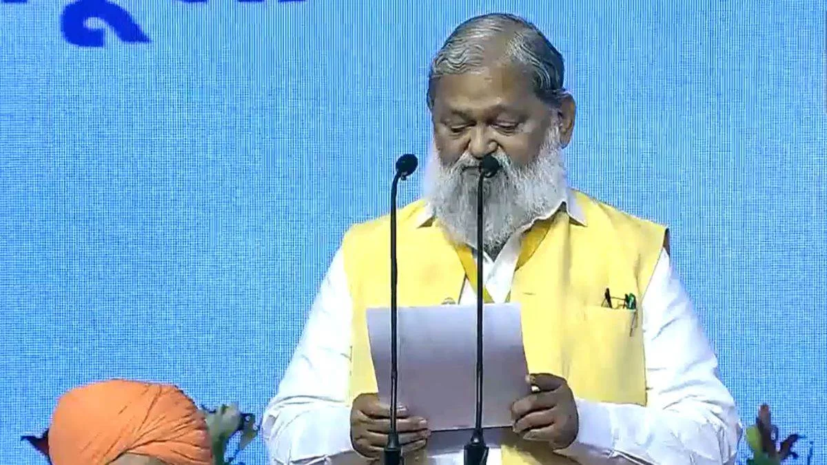 Haryana Labor Minister Anil Vij श्री कृष्ण कृपा जीओ गीता परिवार के तत्वावधान में आयोजित पांच दिवसीय दिव्य गीता सत्संग के तृतीय दिवस को संबोधित किया