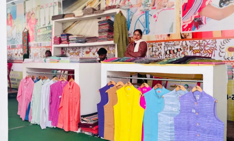 National Khadi and Saras Mahotsav 2024-25: आयुष्मान भारत डिजिटल मिशन के तहत दी जा रही आभा ऐप की जानकारी