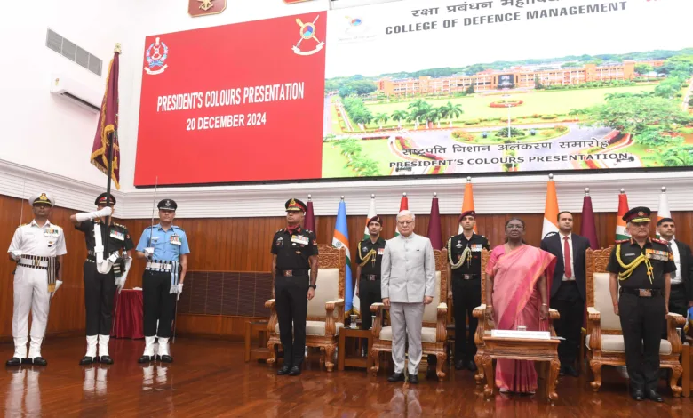 President Draupadi Murmu ने रक्षा प्रबंधन महाविद्यालय, सिकंदराबाद को ध्वज प्रदान किए