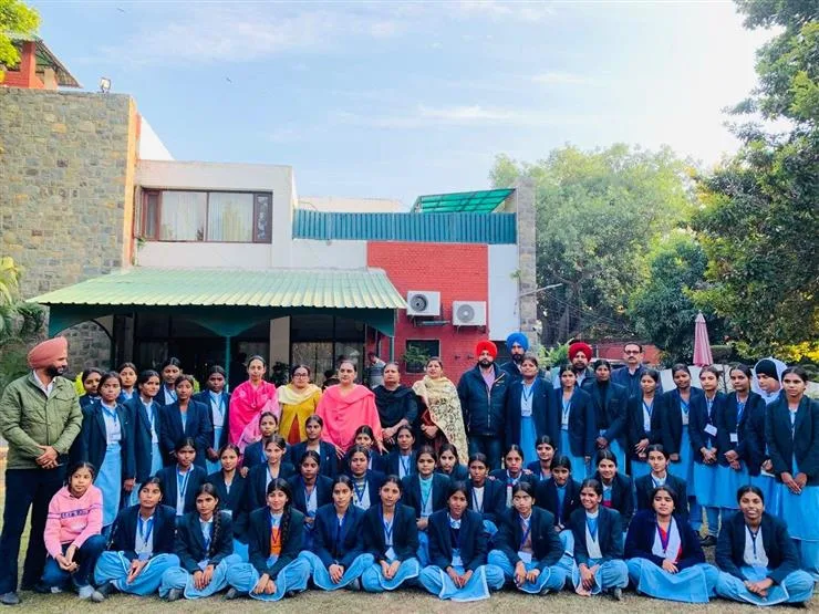 Punjab News: सरकारी स्कूल पखी कलां के विद्यार्थियों ने पंजाब विधानसभा का दौरा किया