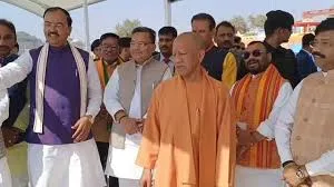 UP CM Yogi ने महाकुम्भ मेला क्षेत्र में अस्थायी अस्पताल, अक्षय वट, सरस्वती कूप, लेटे हनुमान मंदिर पहुंचकर तैयारियों का जायजा लिया