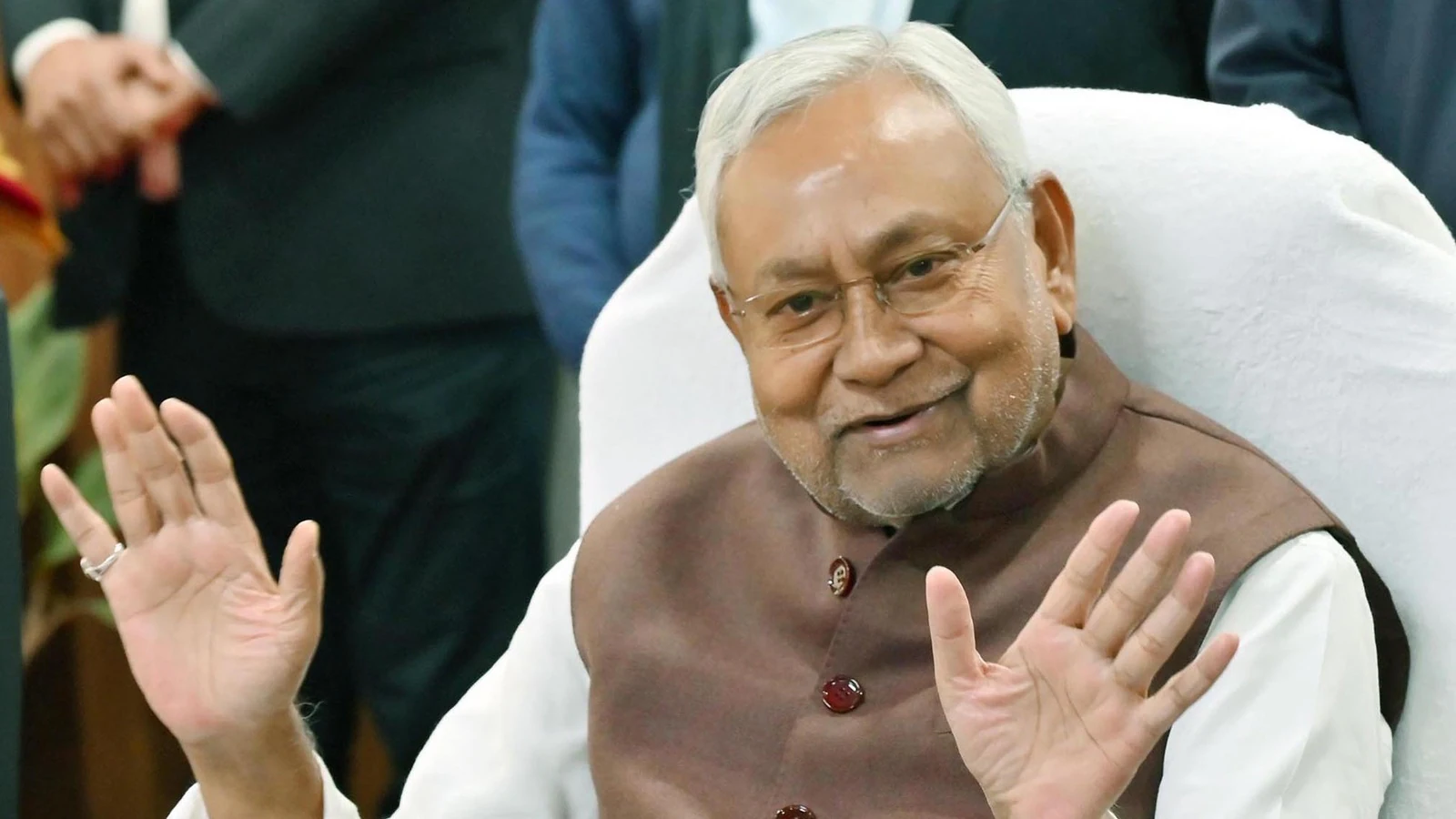 CM Nitish Kumar ने पूर्वी चंपारण जिले में चल रही विकासात्मक योजनाओं के संबंध में की समीक्षा बैठक