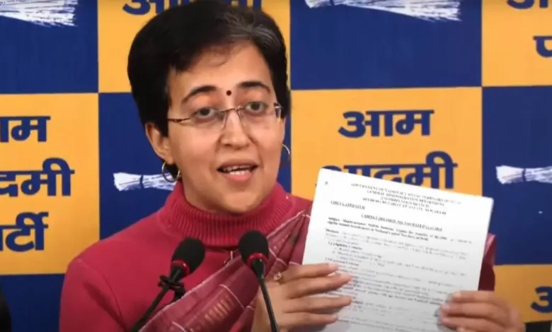 CM Atishi News: अखबारों में महिला सम्मान योजना और संजीवनी योजना का गलत विज्ञापन करने वाले अधिकारियों पर कार्रवाई होगी