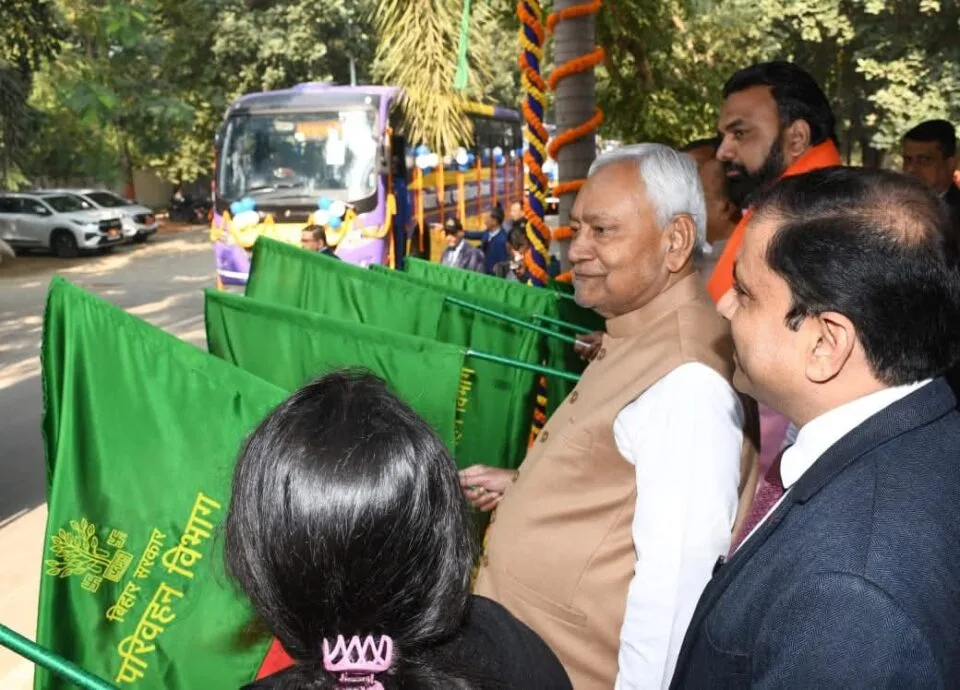CM Nitish Kumar ने परिवहन विभाग की 43 डिलक्स बसों को हरी झंडी दिखाकर किया रवाना