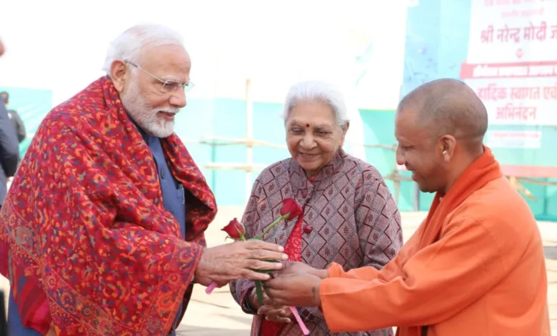 Up news: महाकुंभ से पहले सीएम योगी और पीएम मोदी प्रयागराज पहुंचे, 5,500 करोड़ रुपये की दी सौगात 