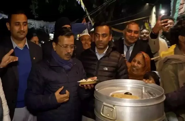 Arvind Kejriwal ने प्रचार के दौरान एक अलग अंदाज, ठेले पर मोमोज का स्वाद चखा 1 Arvind Kejriwal ने प्रचार के दौरान एक अलग अंदाज, ठेले पर मोमोज का स्वाद चखा