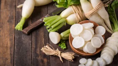 Benefits Of Radish In Uric Acid: मूली के इस्तेमाल से ही पिघलने लगते जोड़ों पर चिपके Purine के पत्थर, सेवन  कैसे करें जानें 