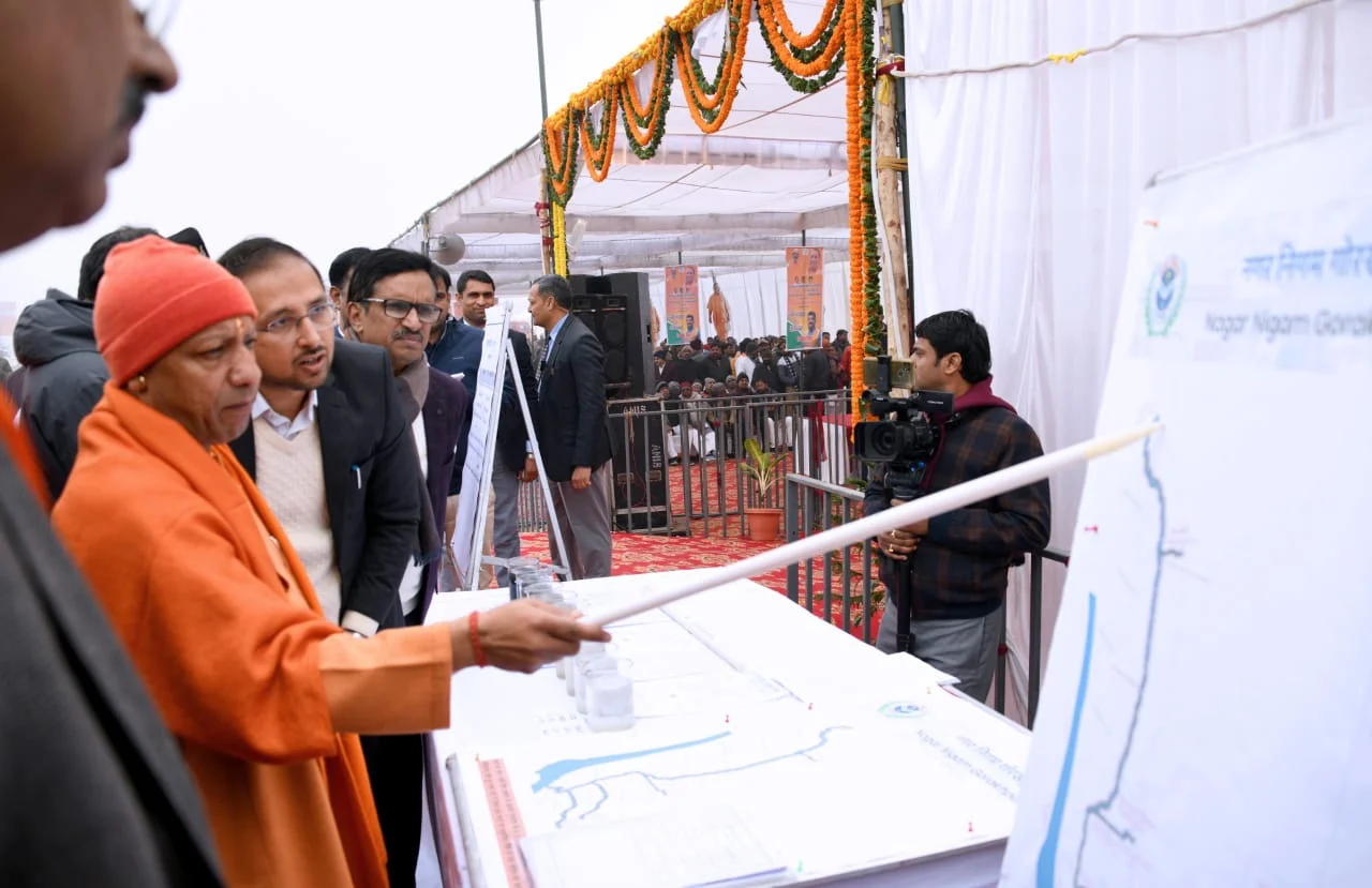 CM Yogi Adityanath ने राप्ती नदी में गिरने वाले नालों की प्राकृतिक विधि द्वारा जल शोधन तंत्र परियोजना का शुभारम्भ किया