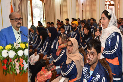 Governor Ramen Deka से छत्तीसगढ़ भ्रमण पर आए कश्मीर के युवाओं ने की मुलाकात