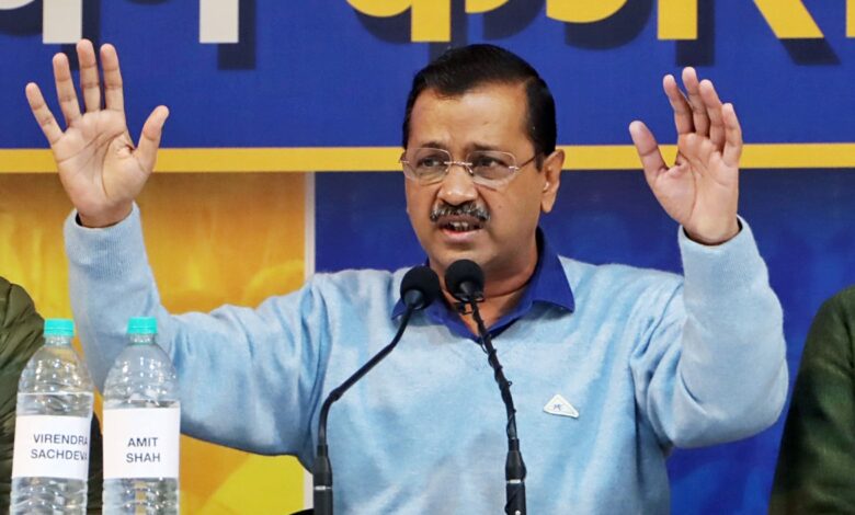 Arvind Kejriwal ने निर्वाचन आयोग पहुंचकर, "संदेशवाहक को निशाना बनाने" का आरोप लगाया