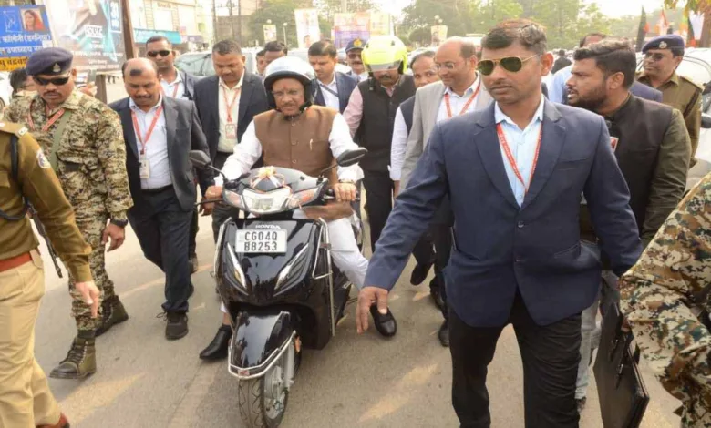 CM Vishnu Deo Sai ने हेलमेट लगाकर चलायी बाईक, सड़क सुरक्षा का दिया संदेश