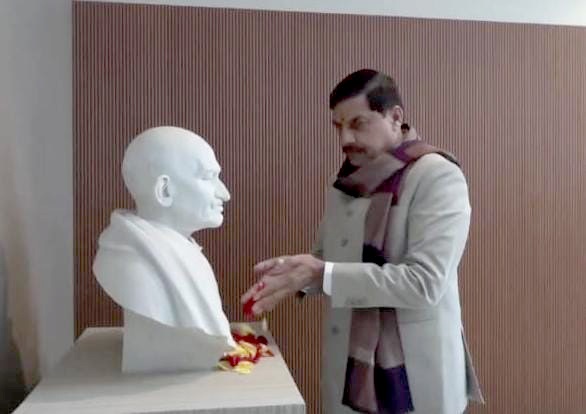 जापान के इंडिया क्लब में CM Mohan Yadav ने महात्मा गांधी की प्रतिमा पर पुष्पांजलि अर्पित की।