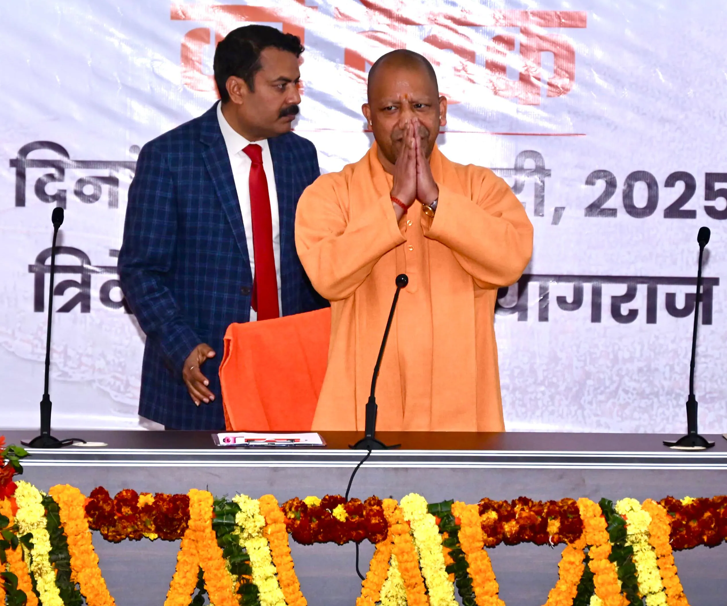 UP News: योगी सरकार ने यूपी के 2500000 युवाओं को  देगी सौगात,  स्मार्ट फोन के लिए 2493 करोड़ रुपये की कैबिनेट की मंजूरी