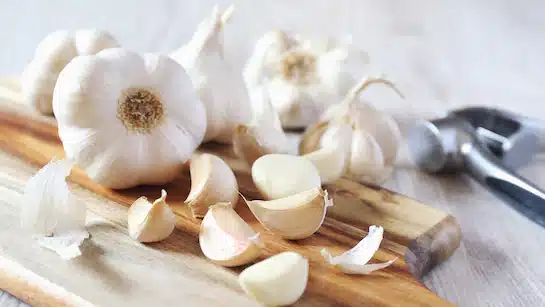 Side Effects Of Eating Garlic: लहसुन सेहत के लिए अच्छा है, लेकिन इन लोगों को भूलकर भी नहीं खाना चाहिए