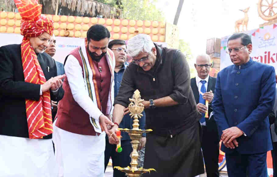 मुख्यमंत्री नायब सैनी और गजेंद्र शेखावत ने सूरजकुंड मेले का भ्रमण किया