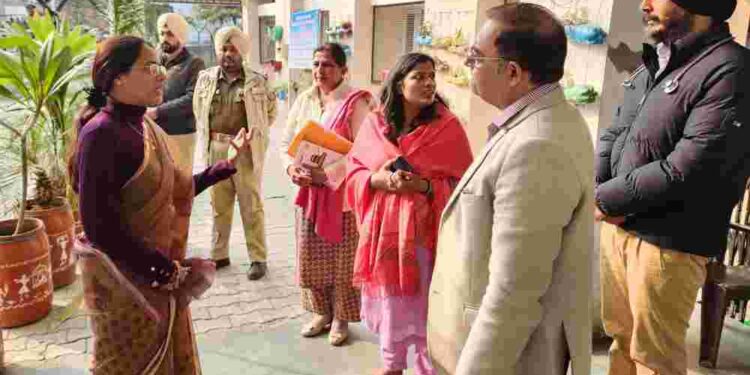 डीसी डॉ. प्रीति यादव ने साकेत अस्पताल का औचक दौरा किया, नशा मुक्ति उपचार ले रहे मरीजों से बातचीत की