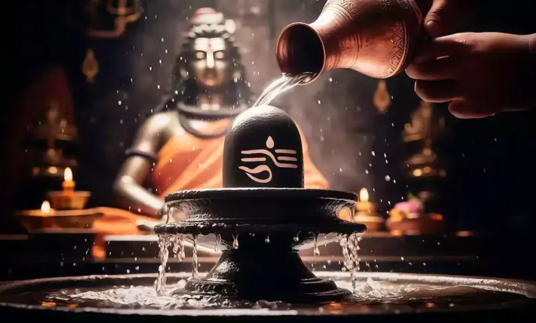 Mahashivratri 2025: शिवलिंग पर जलाभिषेक कैसे करना चाहिए? सही पूजा विधि सही 