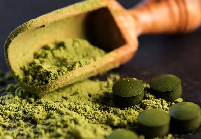 Spirulina Benefits: ये सुपरफूड पाउडर शरीर को अंदर से लोहे की तरह मजबूत बना देता है