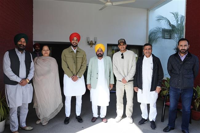 CM Bhagwant Mann ने शुभमन गिल और अर्शदीप सिंह को आगामी आईसीसी चैंपियंस ट्रॉफी के लिए शुभकामनाएं दीं 1 CM Bhagwant Mann ने शुभमन गिल और अर्शदीप सिंह को आगामी आईसीसी चैंपियंस ट्रॉफी के लिए शुभकामनाएं दीं