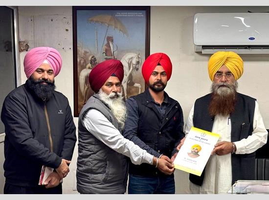 Gurmeet Singh Khudian ने डेयरी विकास विभाग में एक क्लर्क को अनुकंपा के आधार पर नौकरी का पत्र सौंपा