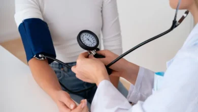 Low Blood Pressure Symptoms: लक्षण, जैसे हाथ-पैर में कंपन, थकान और कमजोरी, बहुत गंभीर हो सकते हैं और उन्हें नजरअंदाज करना भारी पड़ सकता है